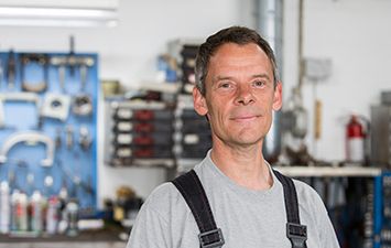 Hardy - Pladesmed hos AutoCentralen